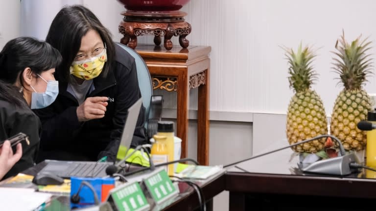Nhà lãnh đạo Đài Loan Thái Anh Văn chỉ vào một quả dứa trong cuộc họp báo tại văn phòng Đảng Dân chủ Tiến bộ ngày 3/3 sau khi Trung Quốc đại lục cấm nhập khẩu dứa trồng tại Đài Loan - Ảnh: Getty Images