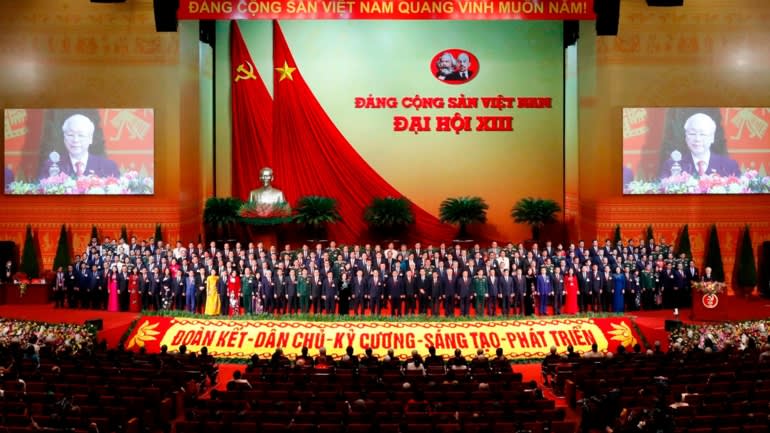 Các thành viên mới được bầu của Ban Chấp hành Trung ương Đảng Cộng sản Việt Nam khóa XIII tại lễ bế mạc Đại hội Đảng XIII ngày 1/2 - sự kiện đặt ra các mục tiêu phát triển Việt Nam trong 5 năm tới và bổ nhiệm các lãnh đạo cao nhất của đất nước - Ảnh: TTXVN