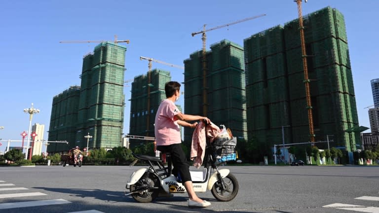 Tháng 9/2021, vụ việc "đế chế" bất động sản Evergrande của Trung Quốc đứng trước bờ vực phá sản nhận được sự quan tâm lớn của giới tài chính toàn cầu. Tập đoàn từng tuyên bố có 1.300 dự án nhà ở tại hơn 280 thành phố của Trung Quốc này ôm "bom nợ" 300 tỷ USD và việc tập đoàn này vỡ nợ có thể gây ra một cơn địa chấn với nền kinh tế Trung Quốc - Ảnh: AFP