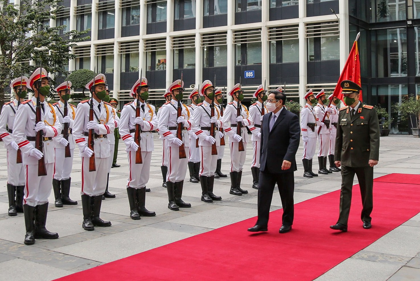 Thủ tướng Phạm Minh Ch&iacute;nh duyệt đội danh dự C&ocirc;ng an nh&acirc;n d&acirc;n - Ảnh: VGP