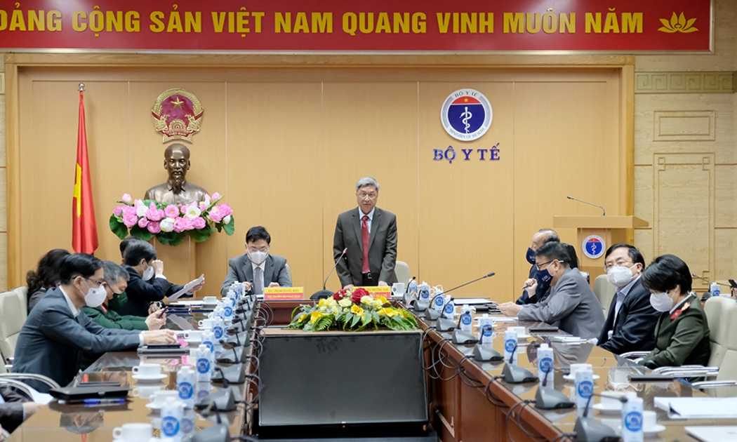 Thứ trưởng Bộ Y tế Nguyễn Trường Sơn chia sẻ thông tin tại mít tinh. Ảnh - Trần Minh. 