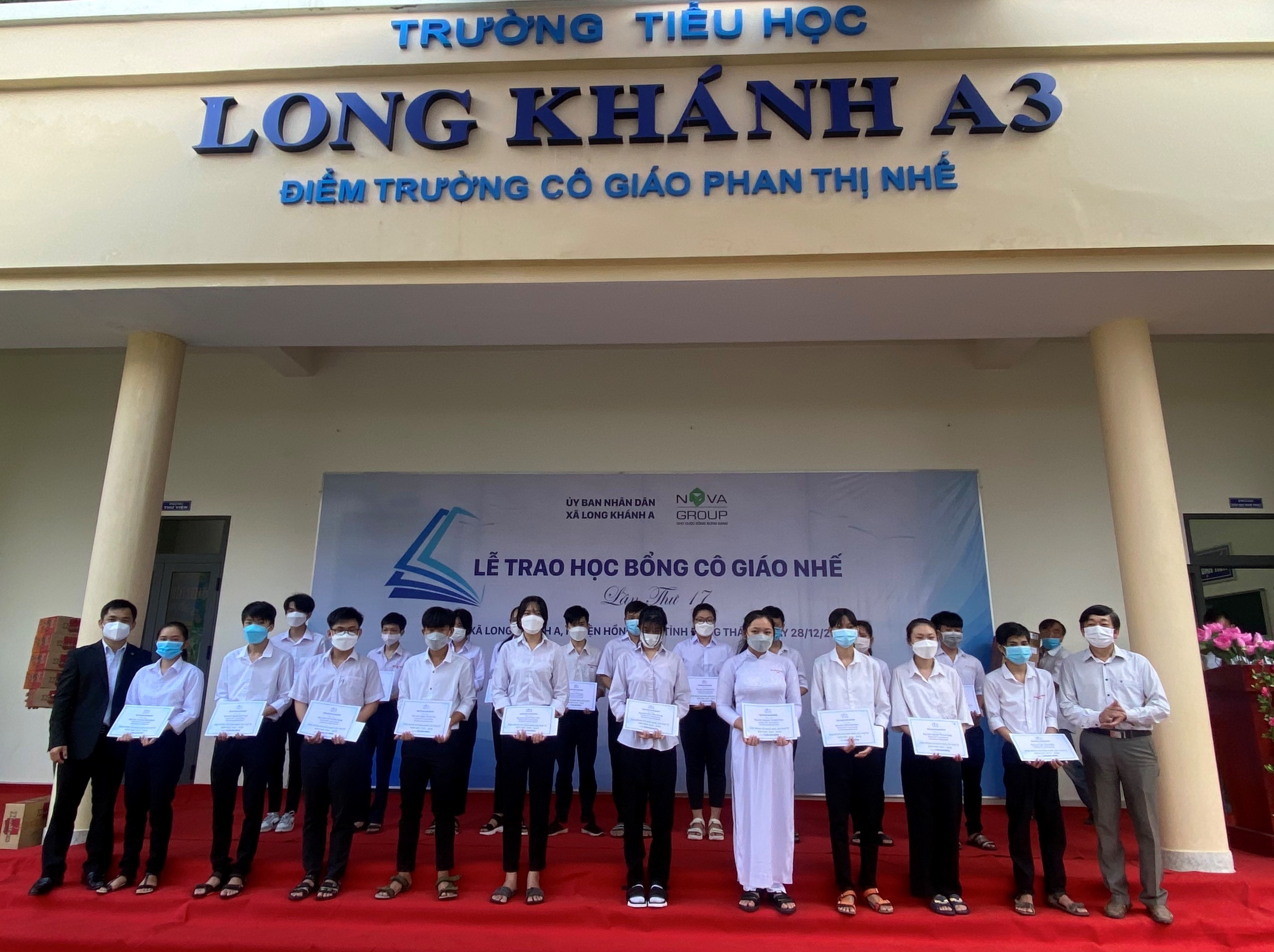 NovaGroup hỗ trợ kinh phí phục vụ công tác giảng dạy cho các trường ở xã Long Khánh.