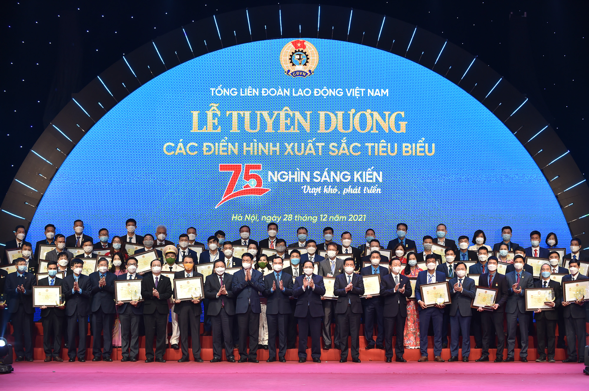 Các cá nhân được Thủ tướng Phạm Minh Chính và Chủ tịch Tổng Liên đoàn Lao động Việt Nam Nguyễn Đình Khang trao “Bằng Lao động sáng tạo” - Ảnh: VGP