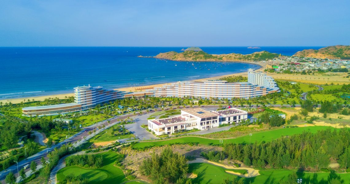 Homeliday Eo Gió nằm trong quần thể rộng 1300ha của FLC QuyNhon Beach & Golf Resort.