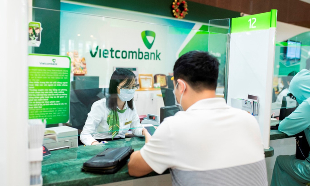 Khách hàng giao dịch tại chi nhánh Vietcombank.