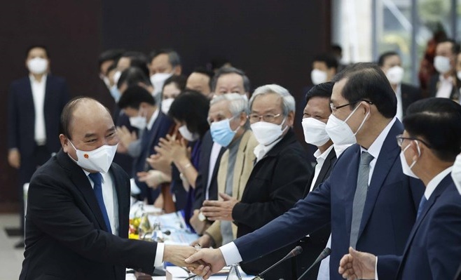 Chủ tịch nước Nguyễn Xuân Phúc bắt tay các đại biểu tham dự sự kiện - Ảnh: TTXVN