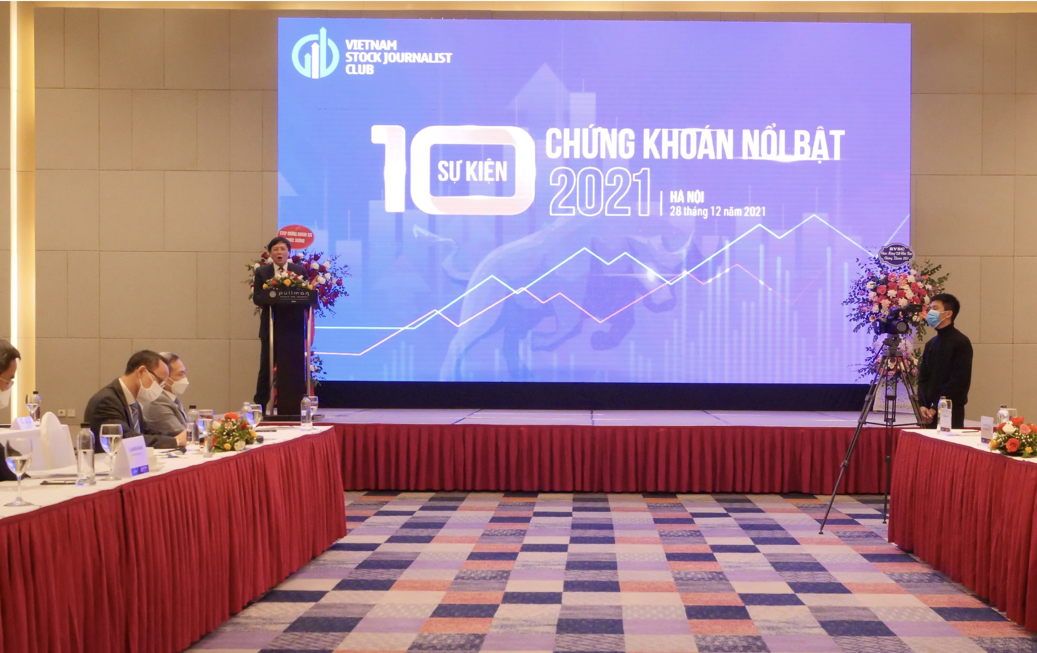 Toàn cảnh lễ công bố Top 10 sự kiện chứng khoán nổi bật nhất năm 2021.
