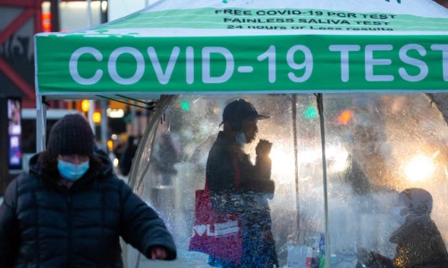 Nghiên cứu: Biến chủng Omicron có thể đánh bật biến chủng Delta