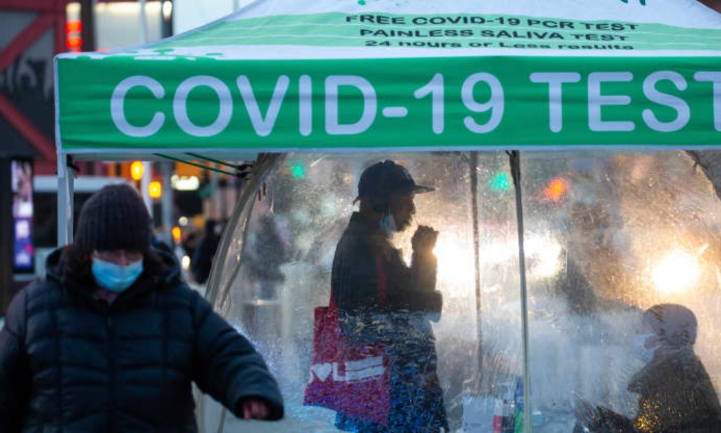 Một trạm xét nghiệm Covid lưu động ở Brooklyn, New York, Mỹ hôm 17/12 - Ảnh: Getty/CNBC.