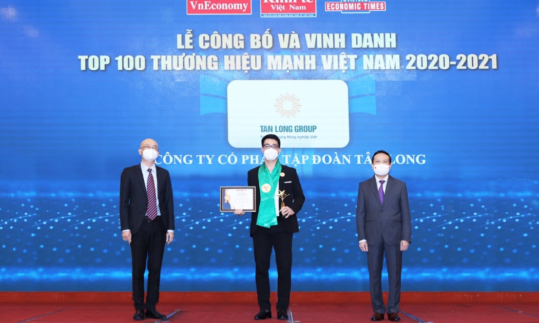 Đại diện Tập đoàn Tân Long nhận danh hiệu Top 100 thương hiệu mạnh Việt Nam 2021 - 2021.