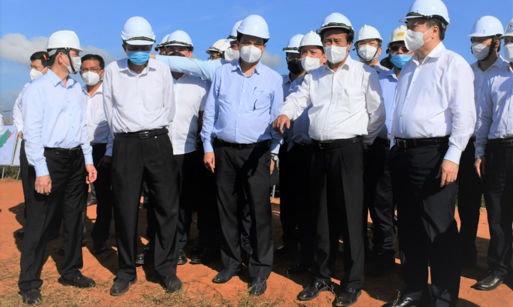 Phó thủ tướng Chính phủ Lê Văn Thành (thứ 2 từ phải qua) khảo sát thực tế hiện trường dự án sân bay Long Thành - Ảnh: ĐN.