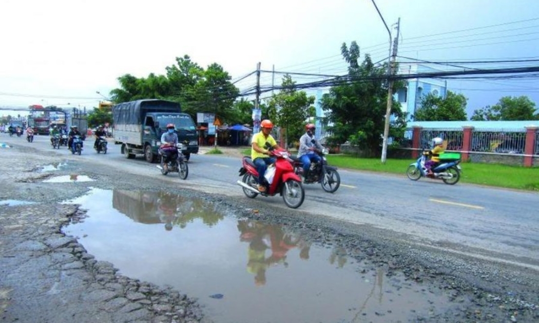 Quốc lộ 62 quá tải, xuống cấp trầm trọng.