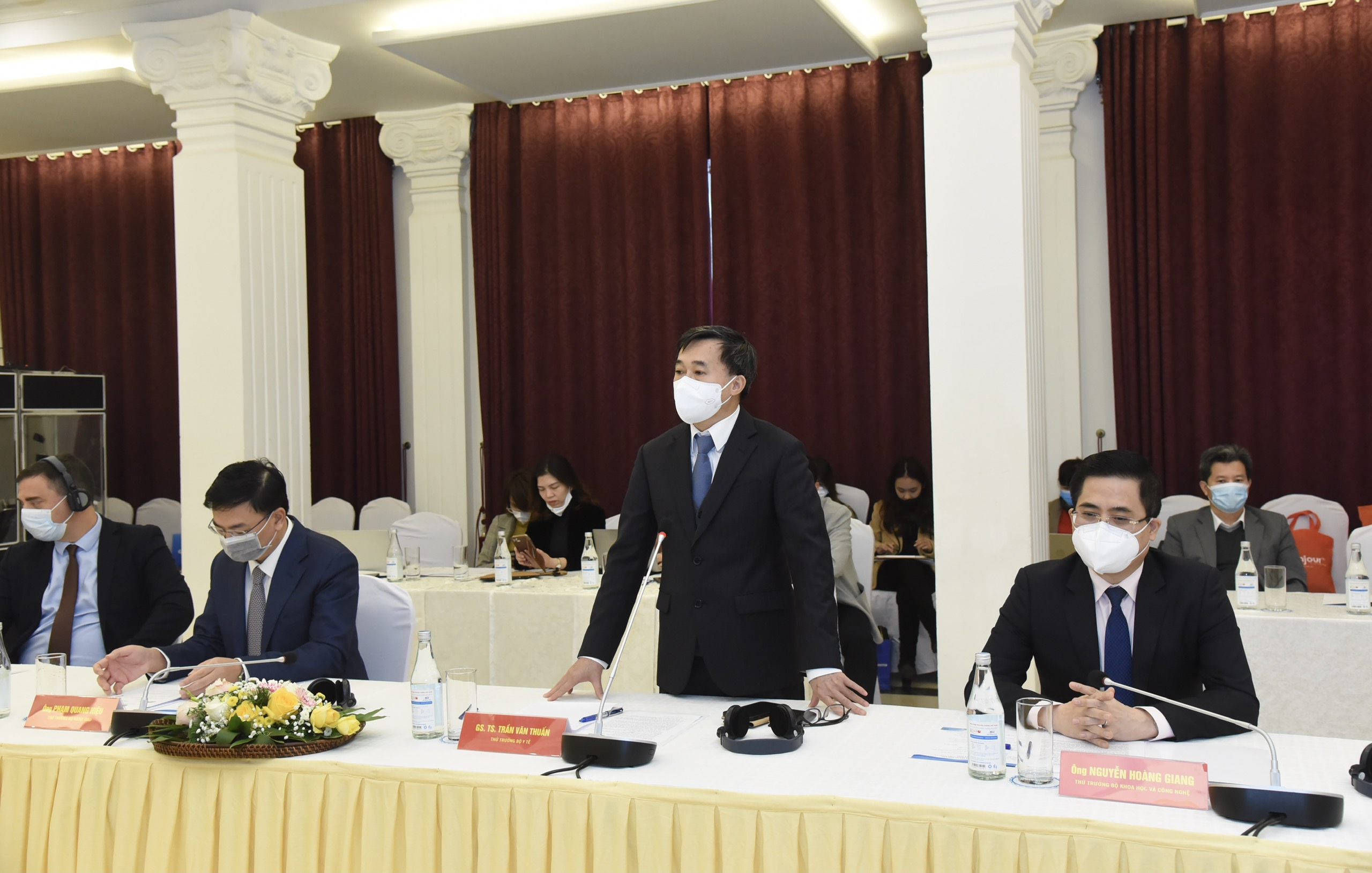 Thứ trưởng Bộ Y tế Trần Văn Thuấn tham dự sự kiện tại đầu cầu H&agrave; Nội.