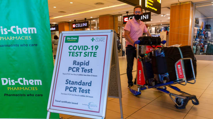 Một điểm test Covid ở sân bay quốc tế Cape Town, Nam Phi, hôm 2/12 - Ảnh: Bloomberg/Getty.
