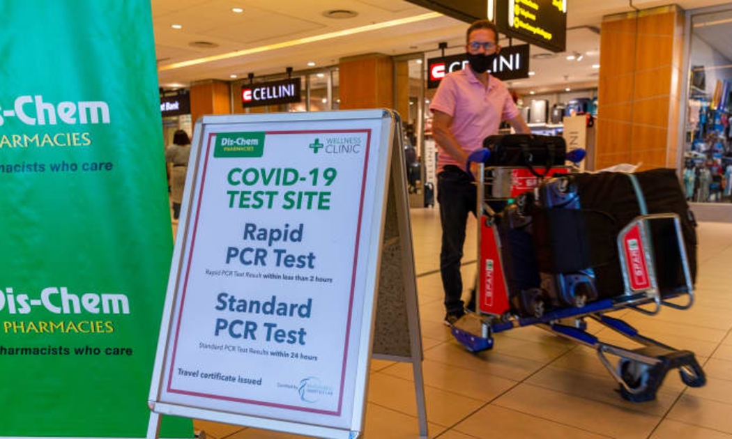 Một điểm test Covid ở sân bay quốc tế Cape Town, Nam Phi, hôm 2/12 - Ảnh: Bloomberg/Getty.
