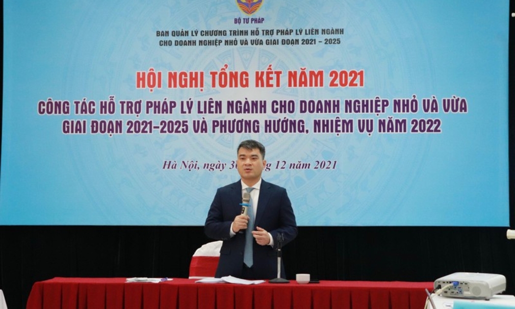 Ông Nguyễn Thanh Tú, Vụ trưởng Vụ Pháp luật Dân sự - Kinh tế, Phó Trưởng ban Ban Quản lý Chương trình hỗ trợ pháp lý liên ngành phát biểu tại hội nghị.