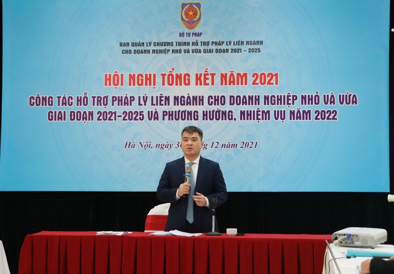 Ông Nguyễn Thanh Tú, Vụ trưởng Vụ Pháp luật Dân sự - Kinh tế, Phó Trưởng ban Ban Quản lý Chương trình hỗ trợ pháp lý liên ngành phát biểu tại hội nghị.