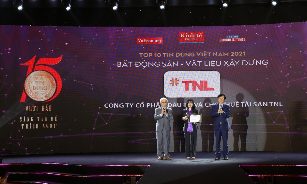 Đại diện TNL nhận danh hiệu Top 10 Tin Dùng Việt Nam 2021.