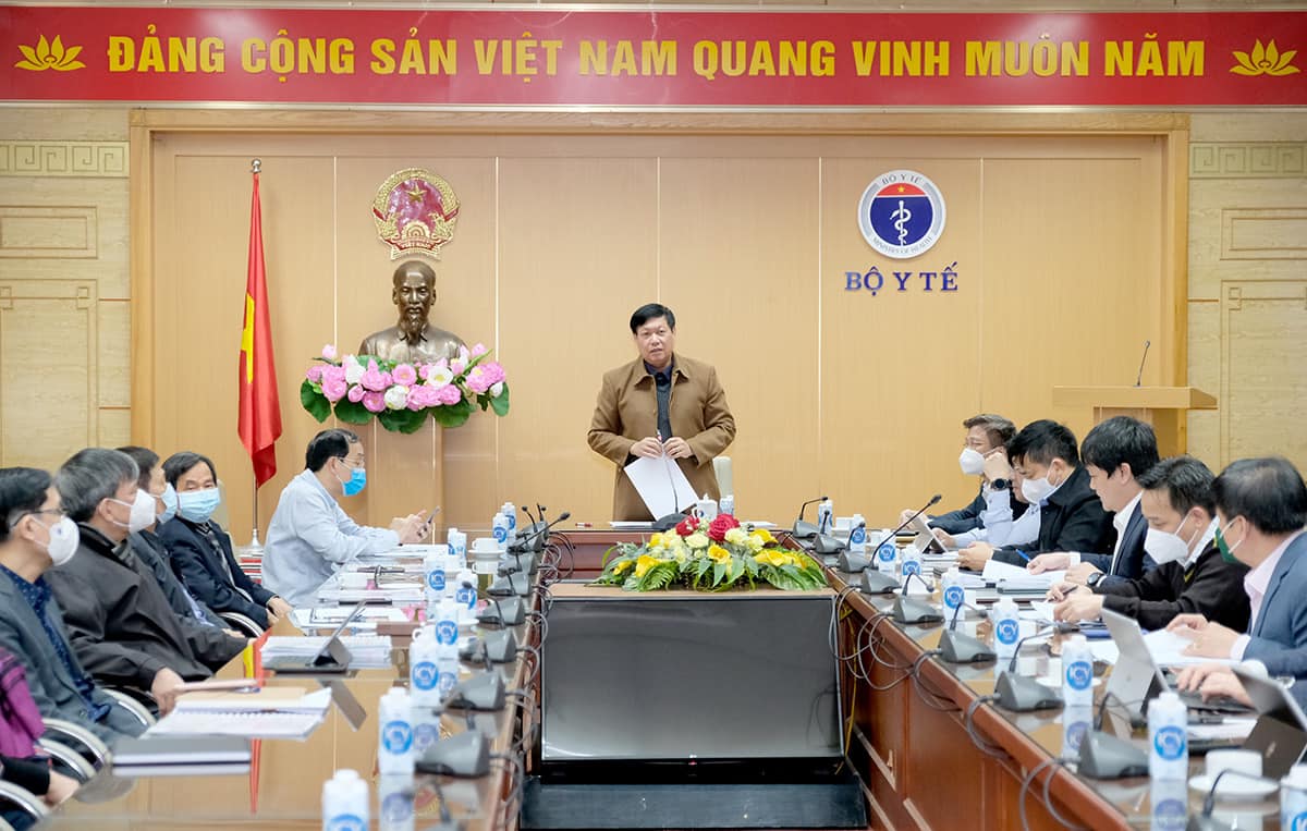 Thứ trưởng Bộ Y tế Đỗ Xuân Tuyên chủ trì cuộc họp. Ảnh - Trần Minh. 
