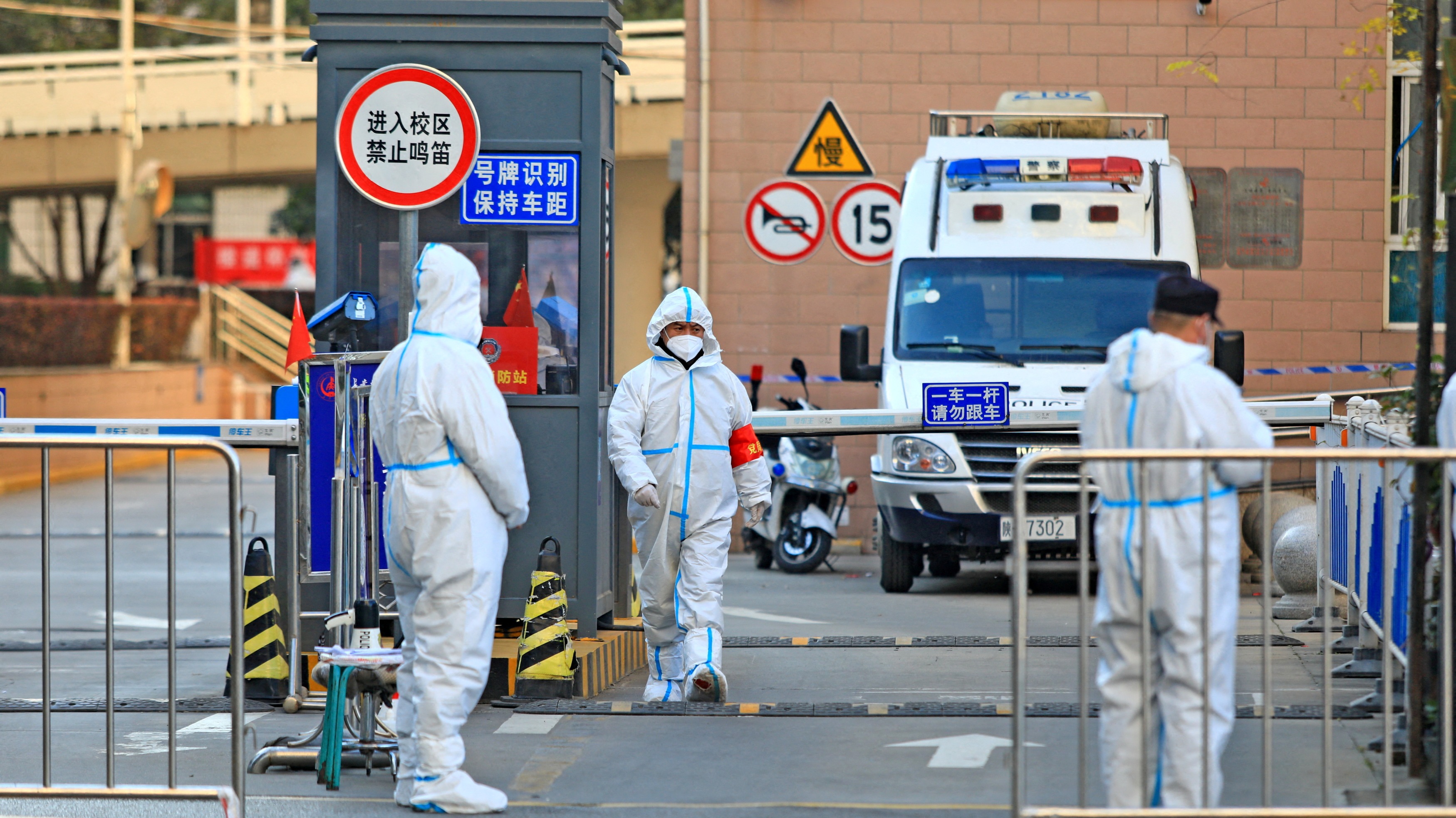 Th&agrave;nh phố T&acirc;y An &aacute;p dụng c&aacute;c biện ph&aacute;p hạn chế nghi&ecirc;m ngặt với to&agrave;n bộ 13 triệu d&acirc;n - Ảnh: Reuters