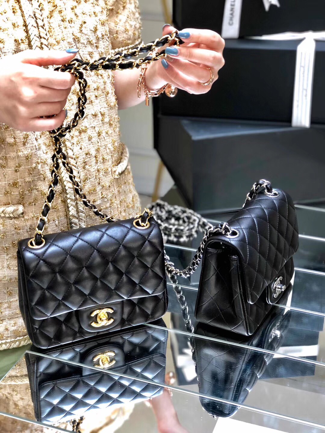 Ngay trước kỳ nghỉ lễ Gi&aacute;ng sinh năm nay,&nbsp;Chanel đ&atilde; một lần nữa tăng&nbsp;gi&aacute; một số mẫu t&uacute;i cổ điển.