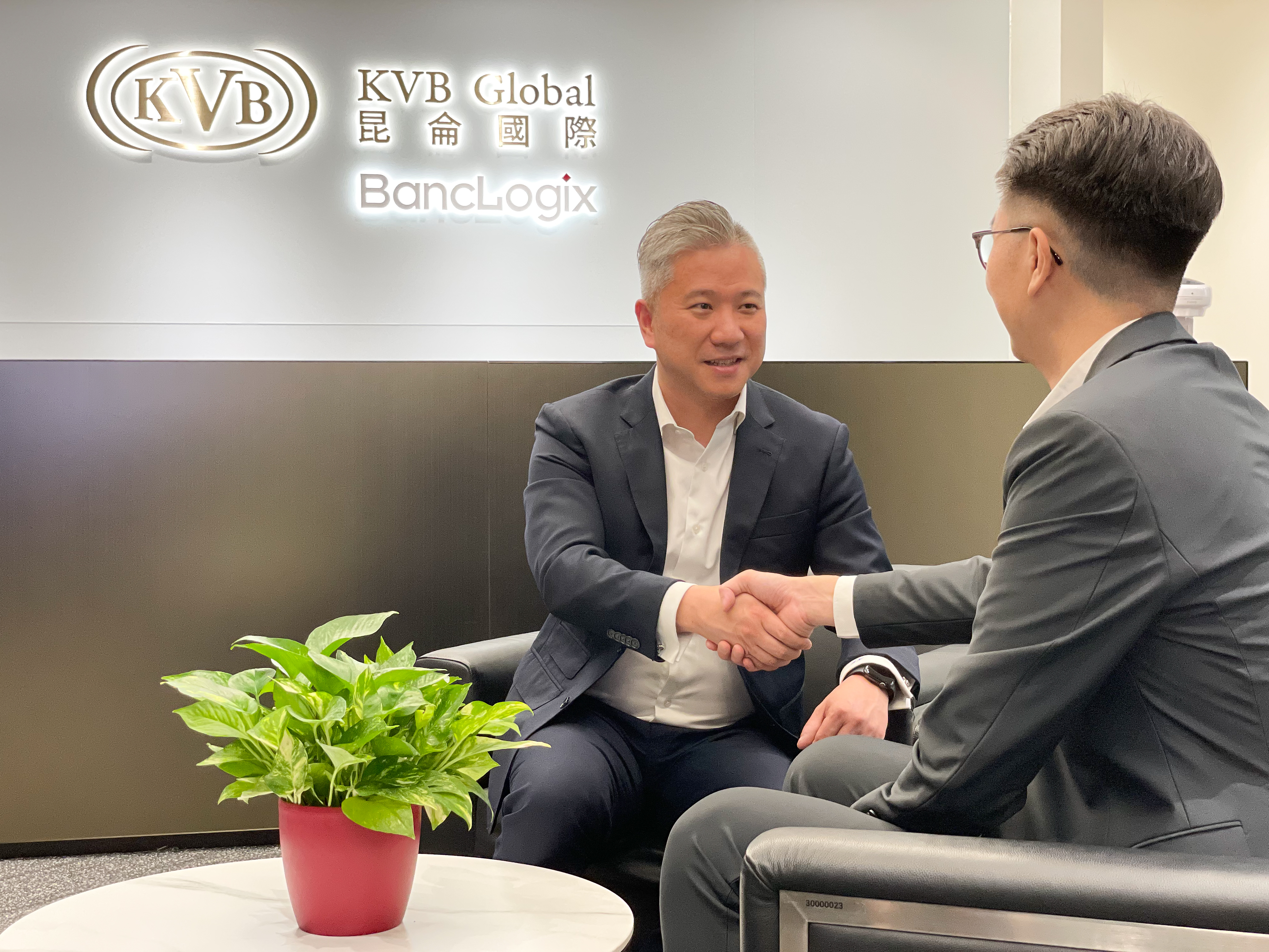 Khách hàng từ nay có thể nhận tiền từ thân nhân chuyển về Việt Nam một cách nhanh chóng, an toàn thông qua hệ thống của Eximbank.