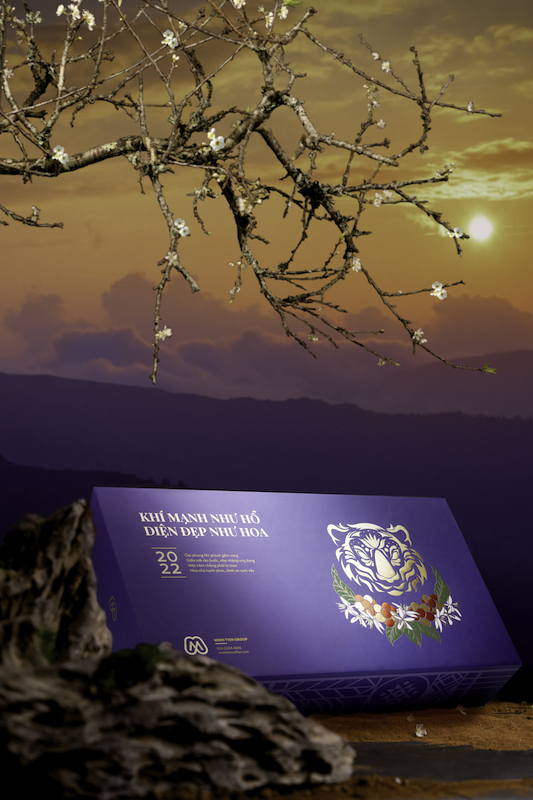 Hộp qu&agrave; Tết của Minh Tiến ghi điểm với &yacute; tưởng kế thừa tinh hoa truyền thống kết hợp phong c&aacute;ch hiện đại, trang nh&atilde;.