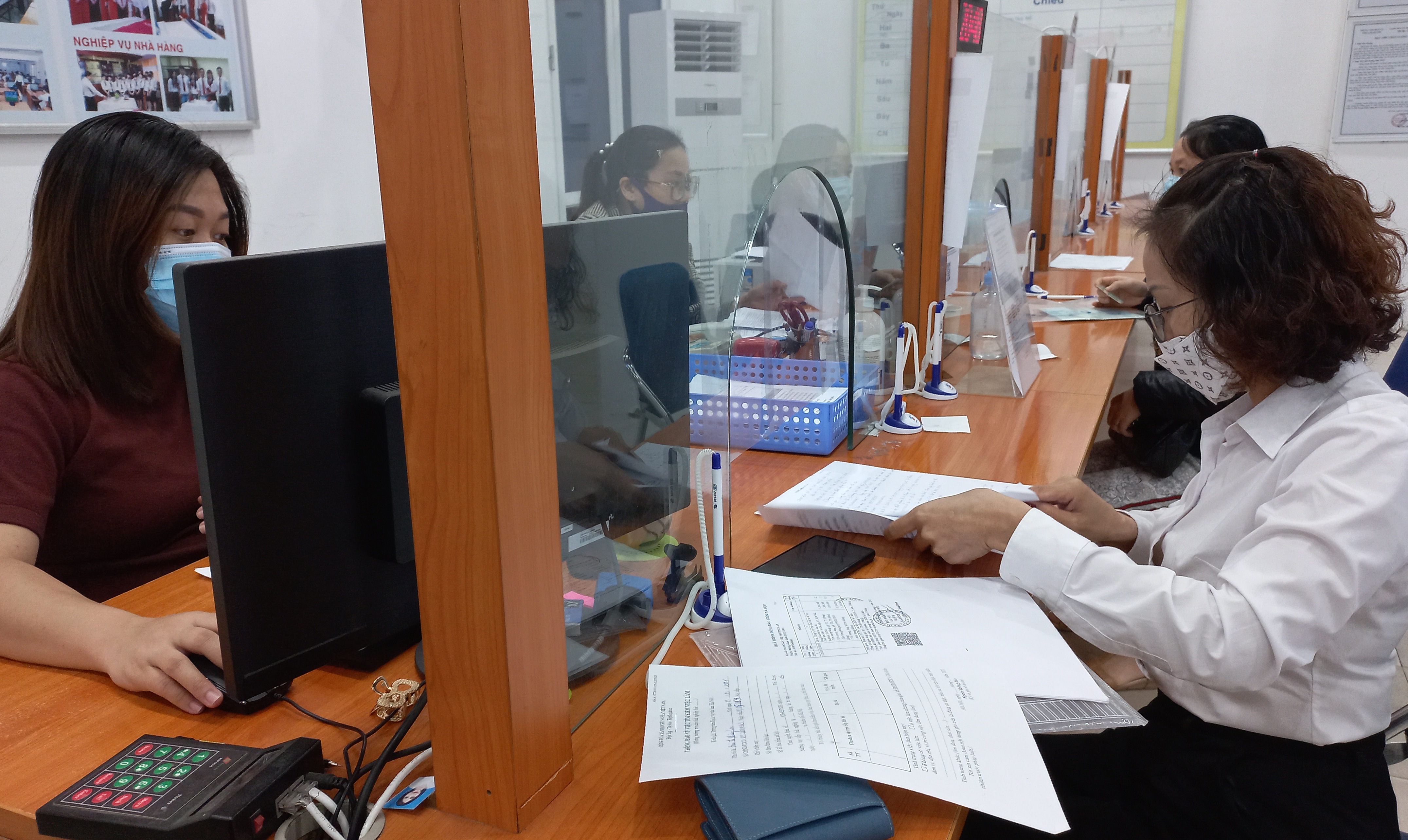 Lao động l&agrave;m thủ tục hưởng bảo hiểm thất nghiệp. Ảnh - N.Dương.&nbsp;