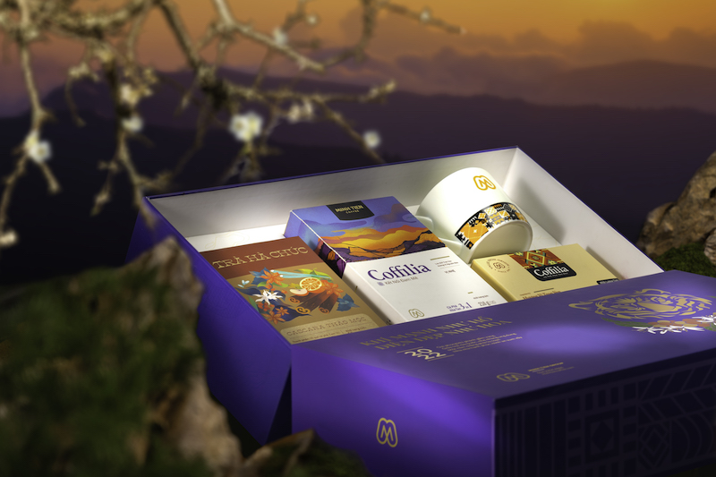 B&ecirc;n trong mỗi hộp qu&agrave; l&agrave; c&aacute;c sản phẩm c&agrave; ph&ecirc; t&acirc;m huyết của Minh Tiến: C&agrave; ph&ecirc; h&ograve;a tan 3IN1, c&agrave; ph&ecirc; t&uacute;i lọc Coffilia, tr&agrave; Cascara H&agrave; Ch&uacute;c v&agrave; cốc sứ được thiết kế độc quyền.