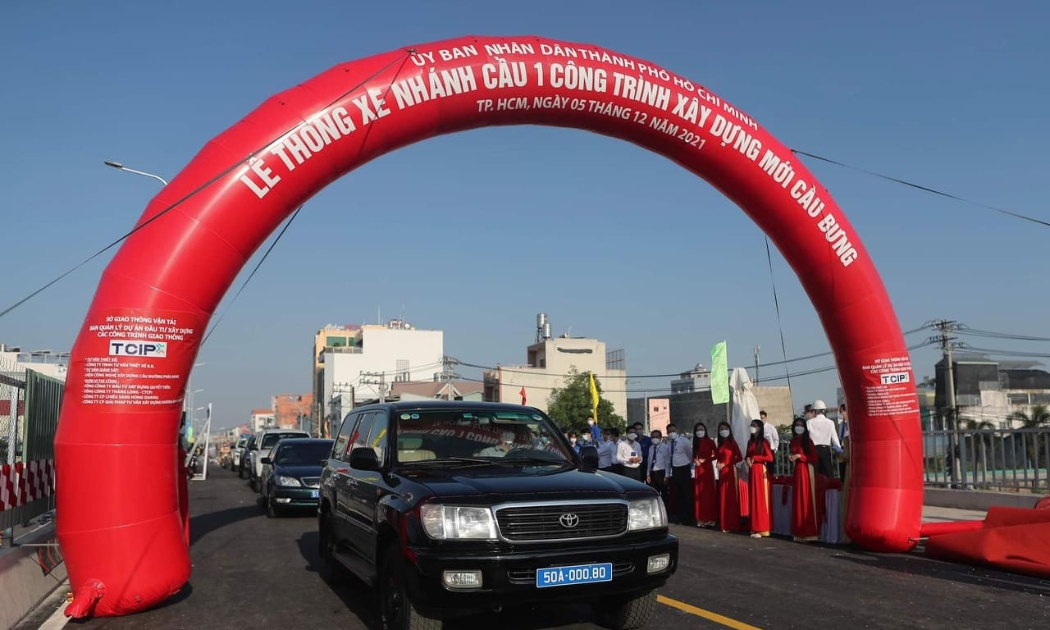 Dự án cầu Bưng, nhánh 1 đã thông xe ngày 5/12/2021 là một trong các dự án hạ tầng trọng điểm của TP.HCM hoàn thành trong năm 2021, mặc dù dịch Covid-19 hoành hành phức tạp.