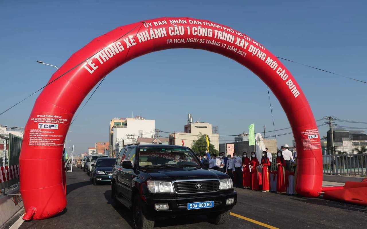 Dự án cầu Bưng, nhánh 1 đã thông xe ngày 5/12/2021 là một trong các dự án hạ tầng trọng điểm của TP.HCM hoàn thành trong năm 2021, mặc dù dịch Covid-19 hoành hành phức tạp.
