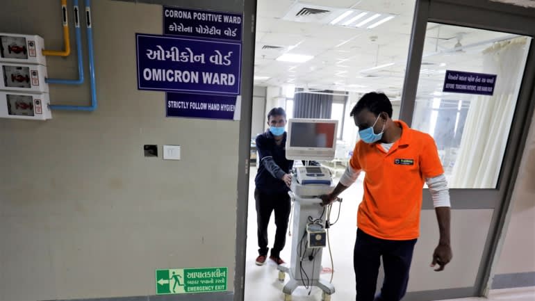 Nhân viên y tế di chuyển một máy thở khỏi một khu vực được xây dựng để điều trị bệnh nhân nhiễm biến thể Omicron ở Ahmedabad, Ấn Độ,  ngày 6/12/2021 - Ảnh: Reuters