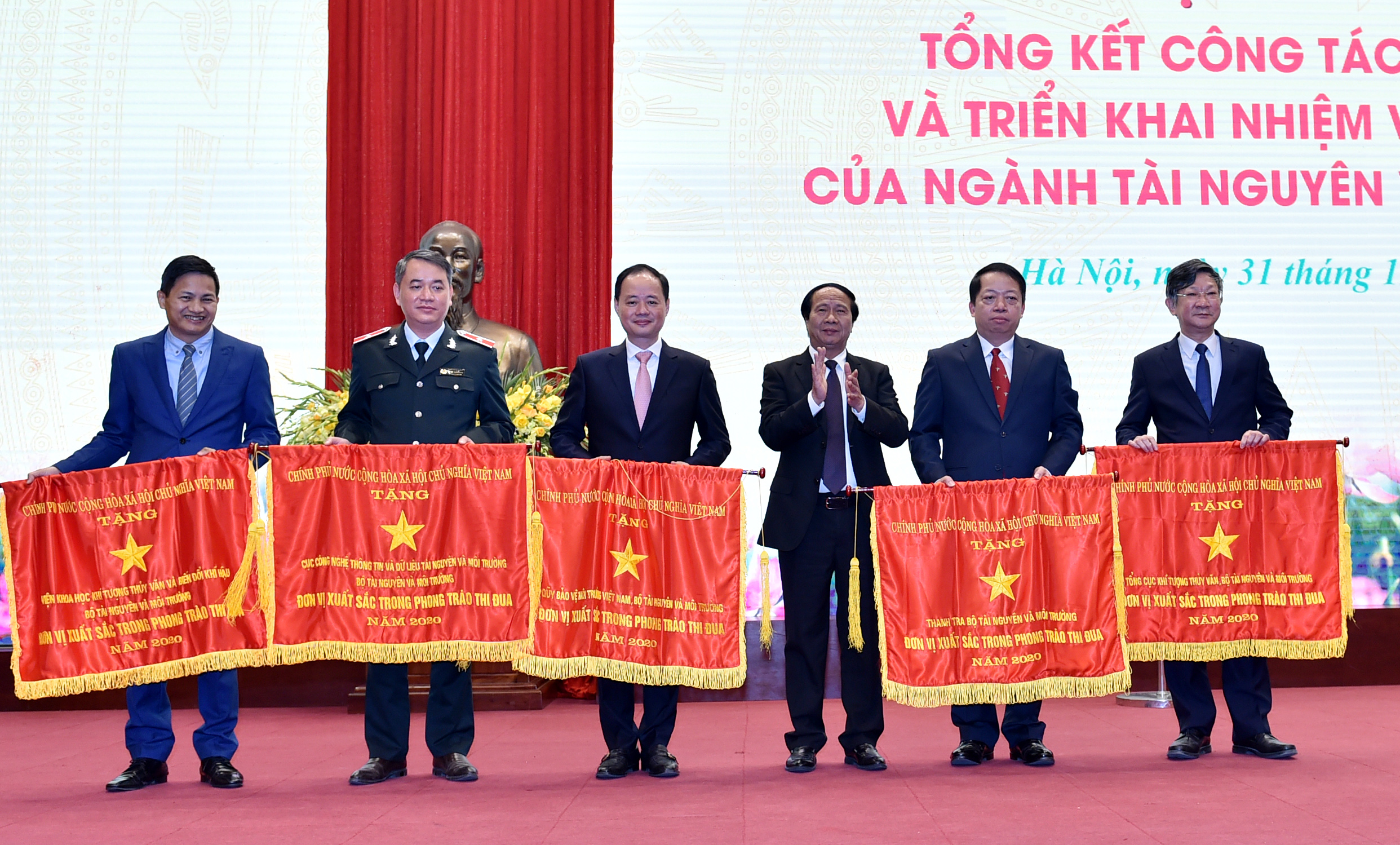 Phó Thủ tướng Lê Văn Thành trao Cờ thi đua của Chính phủ tặng các tập thể có thành tích xuất sắc - Ảnh: VGP