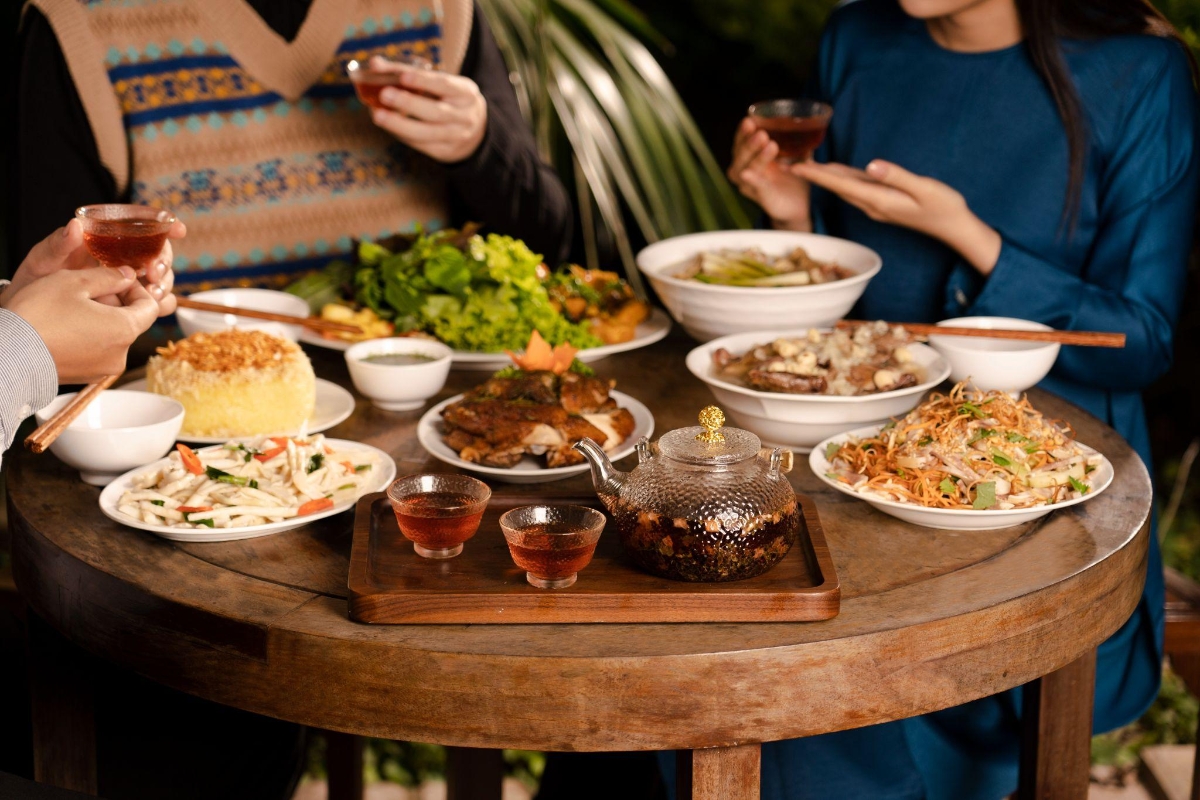 Qu&acirc;y quần b&ecirc;n gia đ&igrave;nh đ&oacute;n năm mới c&ugrave;ng ly tr&agrave; Cascara H&agrave; Ch&uacute;c ấm &aacute;p (Ảnh: Minh Tien Group).