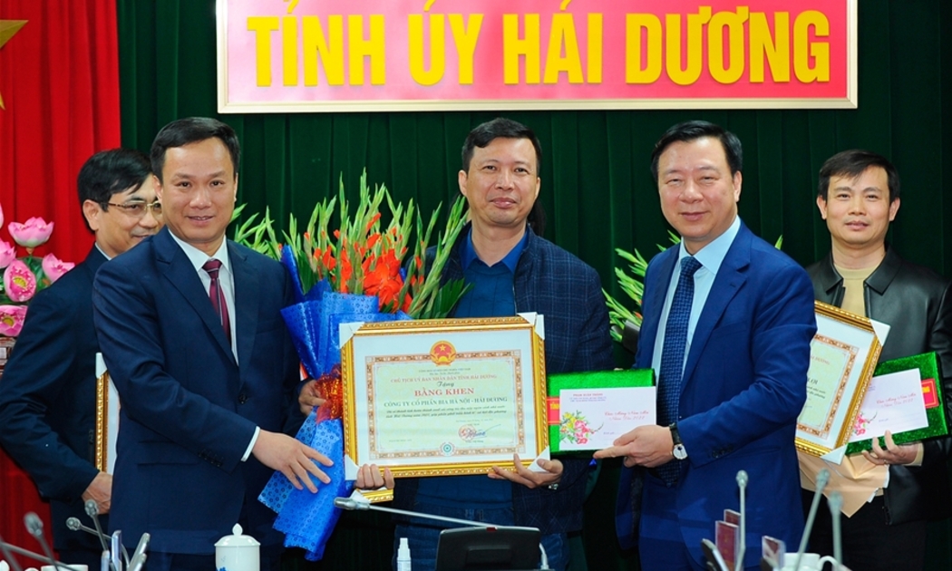 Lãnh đạo tỉnh Hải Dương trao bằng khen và quà cho doanh nghiệp tiêu biểu có đóng góp lớn vào ngân sách năm 2021