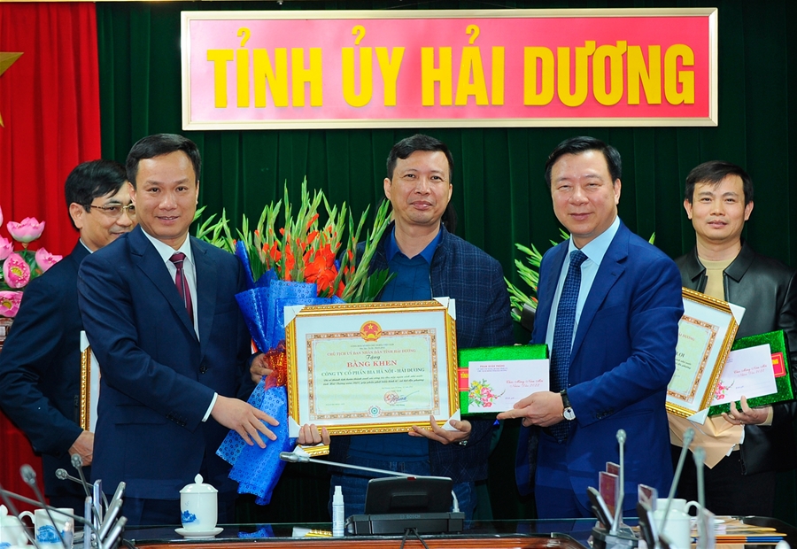 Lãnh đạo tỉnh Hải Dương trao bằng khen và quà cho doanh nghiệp tiêu biểu có đóng góp lớn vào ngân sách năm 2021