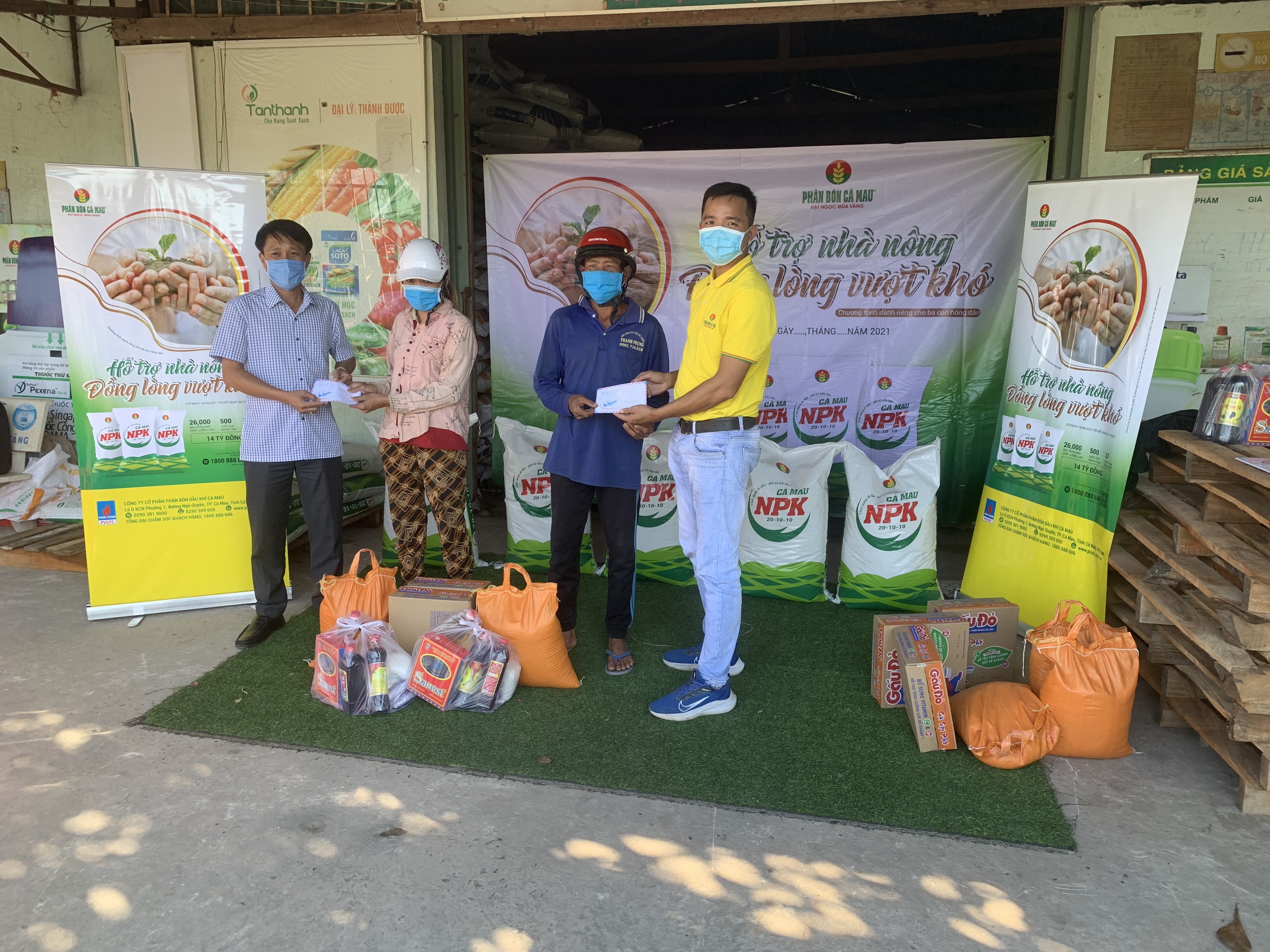 Ph&acirc;n B&oacute;n C&agrave; Mau đồng h&agrave;nh c&ugrave;ng b&agrave; con n&ocirc;ng d&acirc;n trong nhiều chương tr&igrave;nh hỗ trợ.