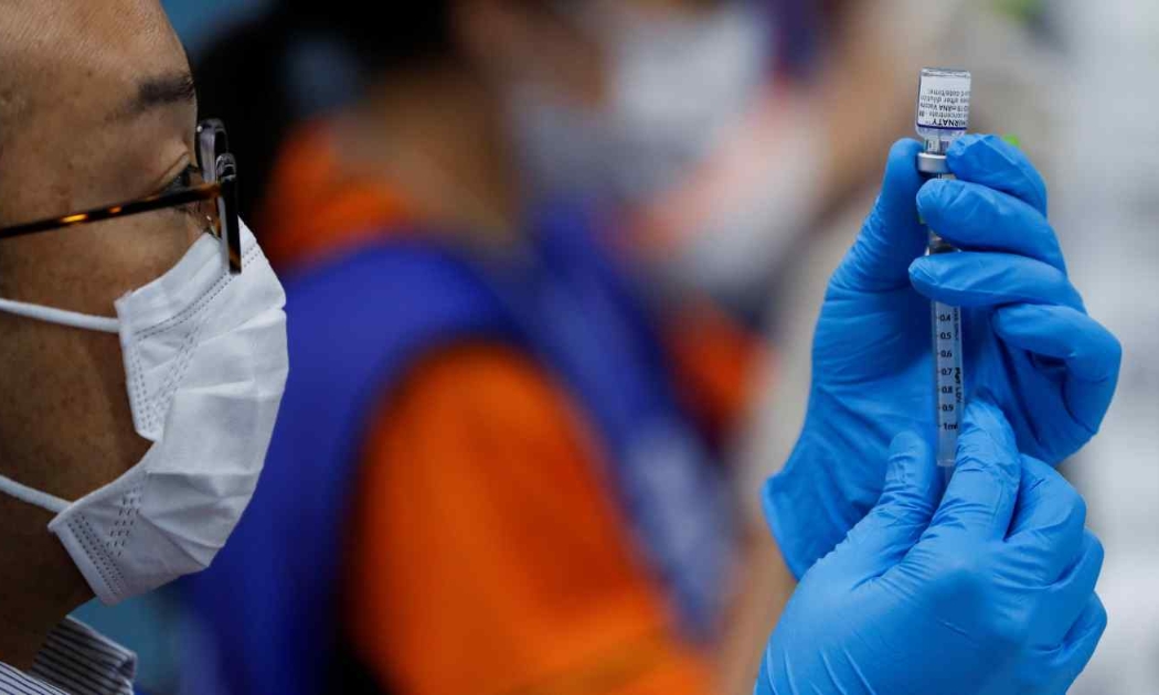 Liệu trình tiêm hai mũi vaccine Pfizer/BioNTech suy giảm hiệu quả đáng kể với biến chủng Omicron - Ảnh: Reuters