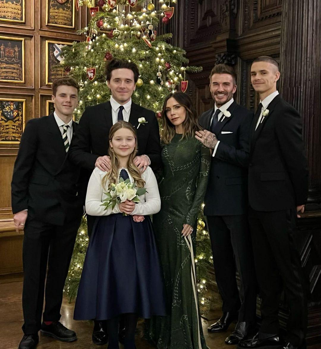 Romeo Beckham (ngoài cùng, bên phải) cùng cả gia đình trong bộ ảnh mừng Giáng sinh mới đây.