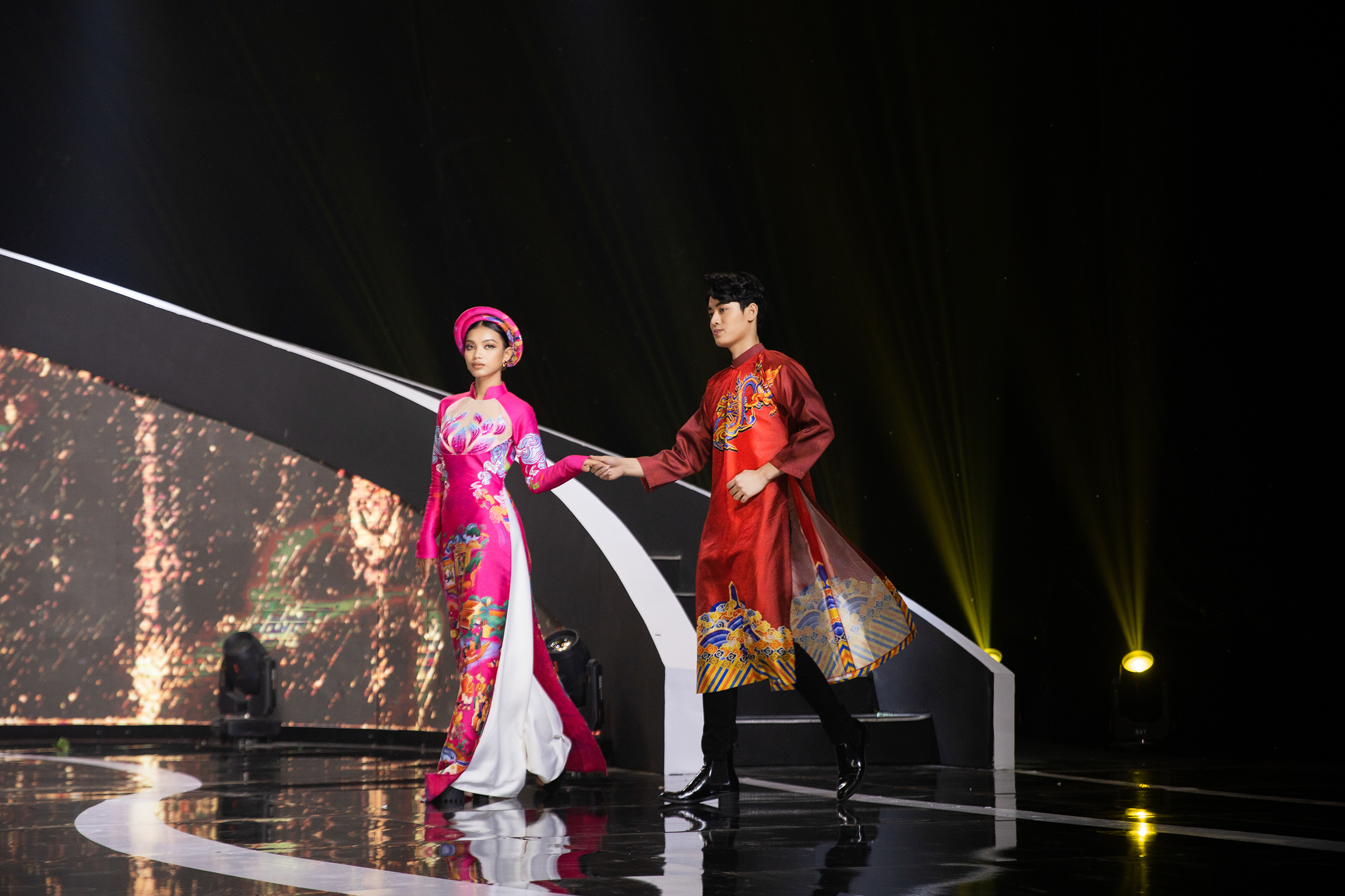 Thương hiệu La Sen Vũ giới thiệu BST Mơ Xu&acirc;n được lấy cảm hứng ch&iacute;nh từ d&ograve;ng tranh Kim Ho&agrave;ng.