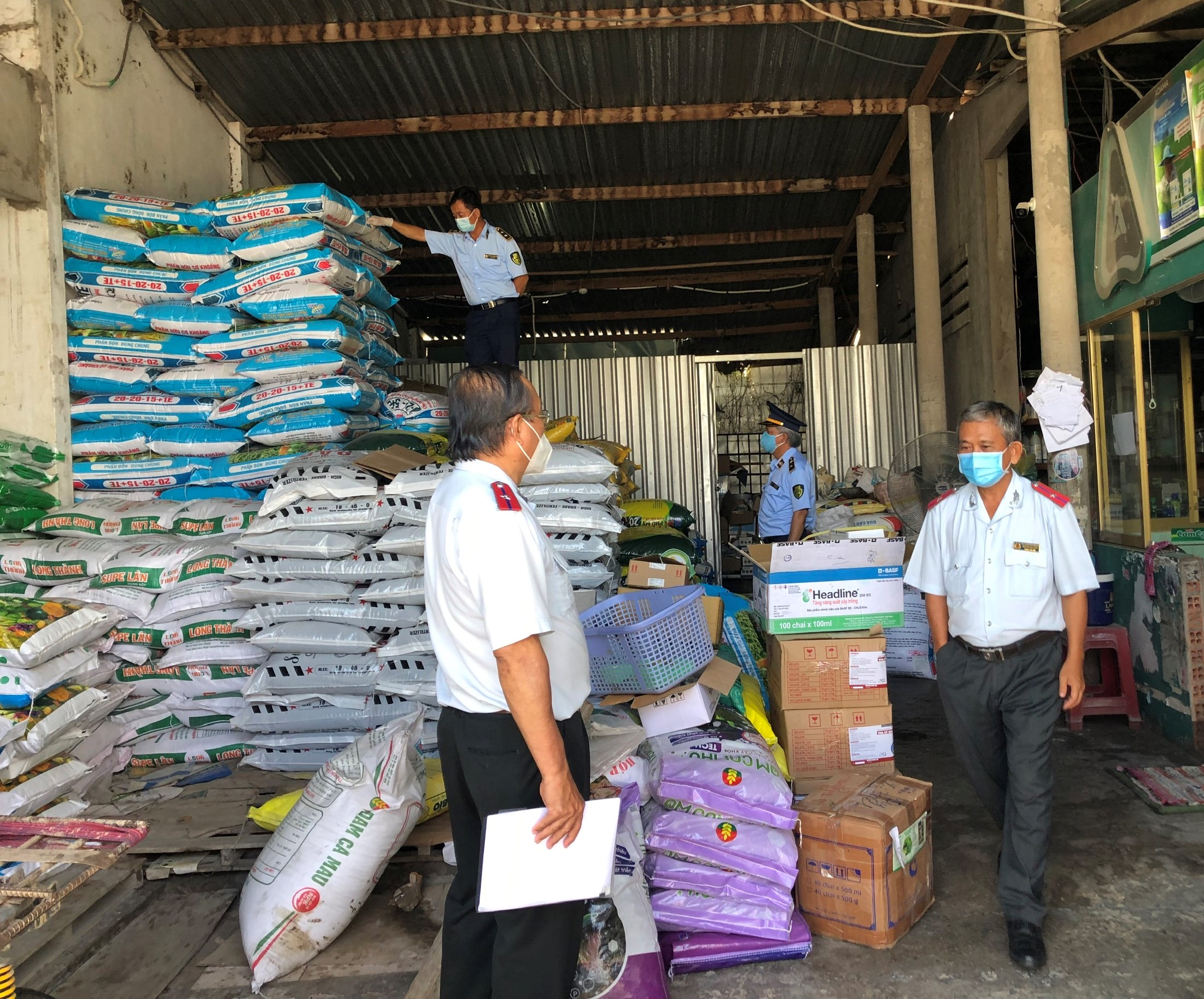 Lực lượng liên ngành phát hiện vụ tiêu thụ phân bón giả tại Tiền Giang 