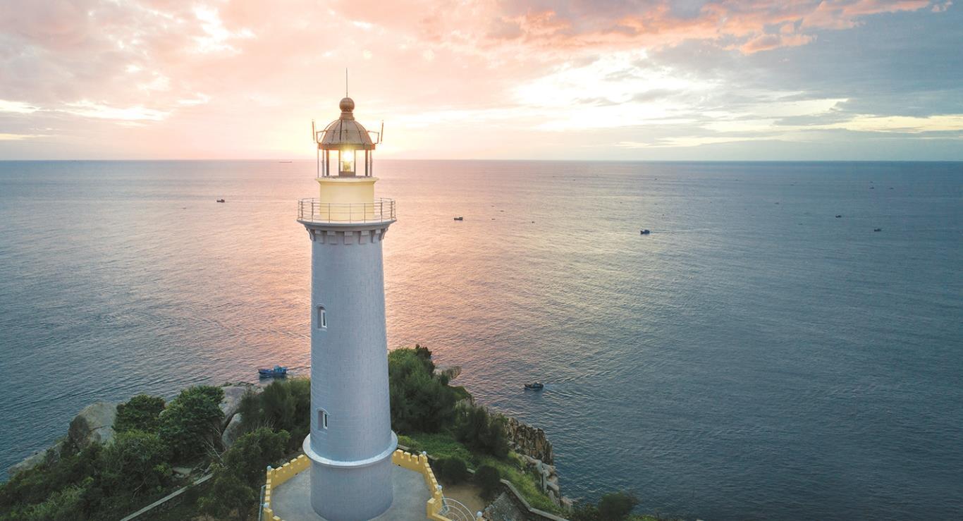 Khi b&igrave;nh minh chạm tr&ecirc;n mũi Đại L&atilde;nh cũng l&agrave; l&uacute;c Ph&uacute; Y&ecirc;n thức dậy đầy ki&ecirc;u h&atilde;nh.