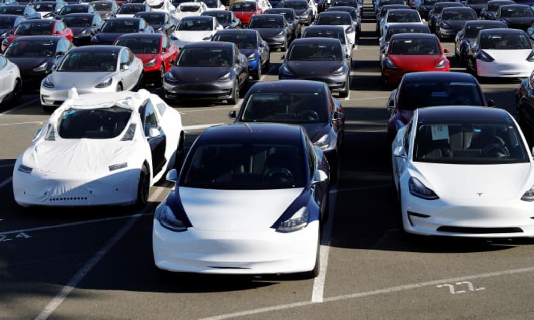 Loạt xe Model 3 tại một bãi đậu xe ở Richmond, California, Mỹ, hồi tháng 6/2018 - Ảnh: Reuters.