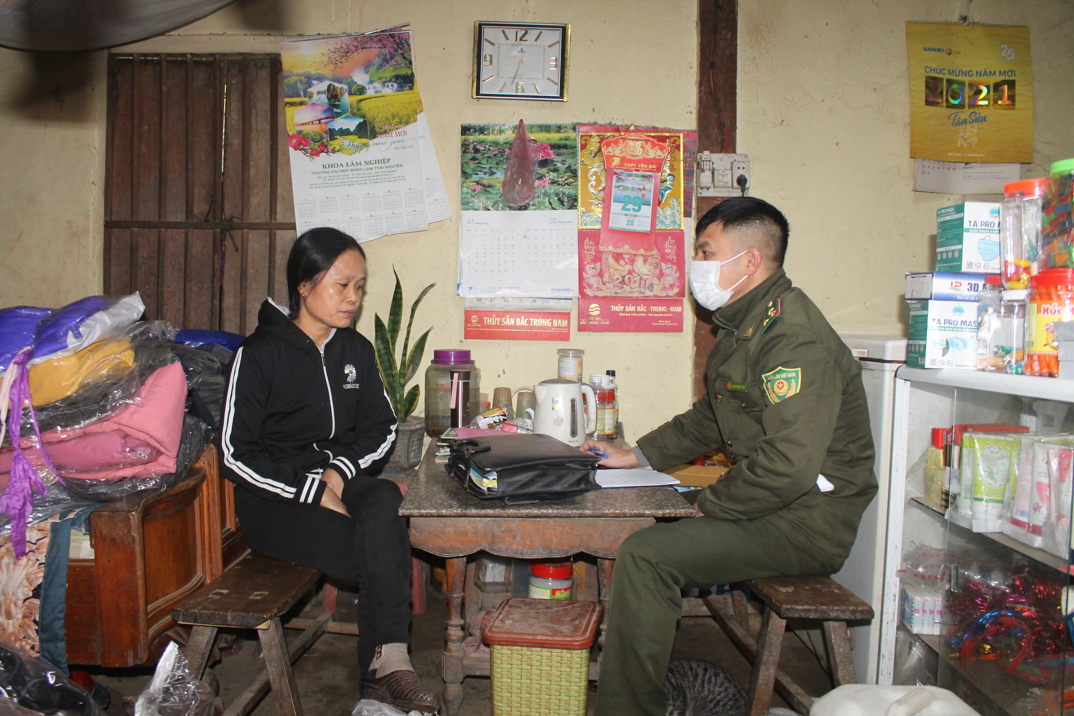 Kiểm lâm Mù Cang Chải lập biên bản bà Phạm Thị Thẩm vì bán động vật hoang đã trái phép.