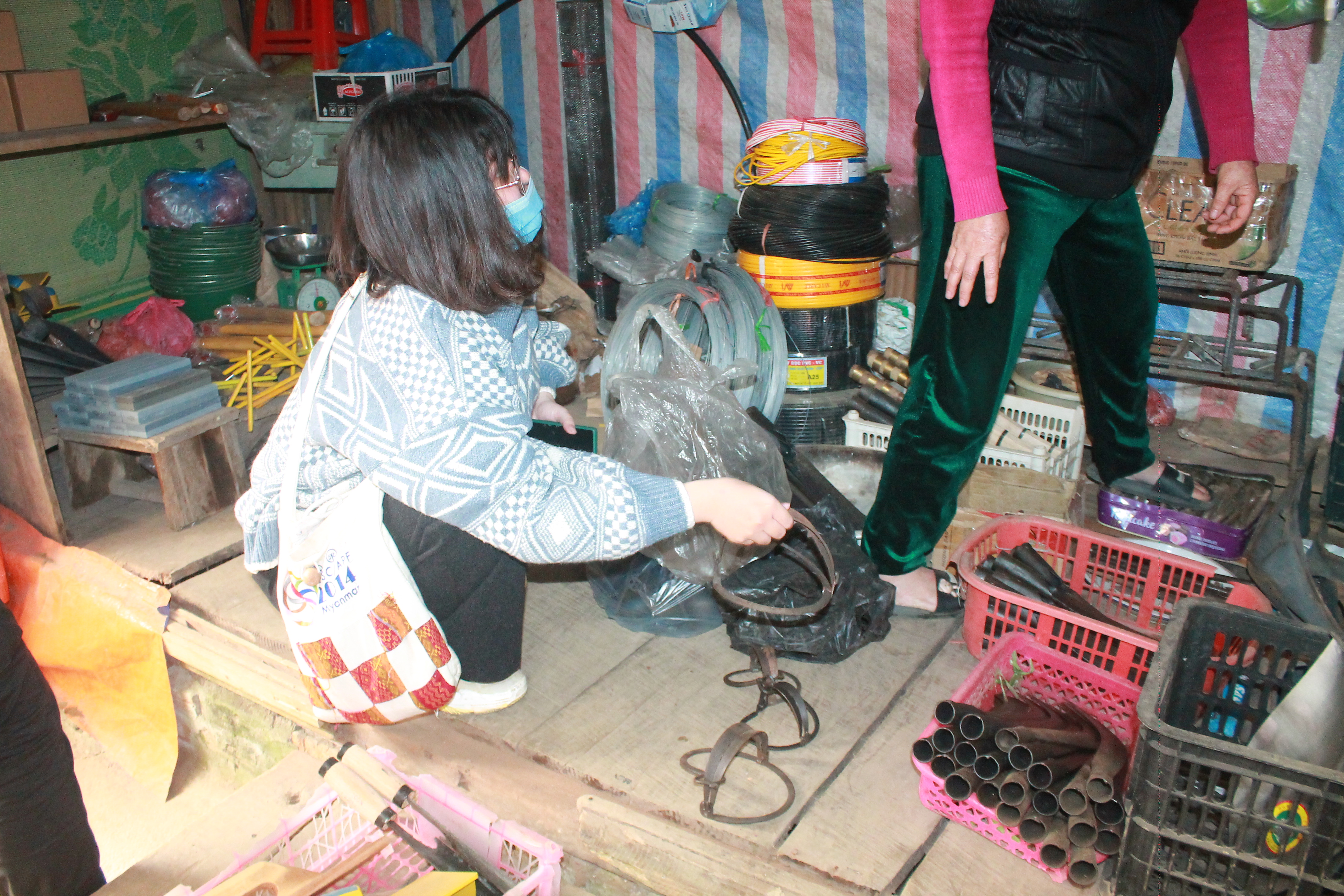 Bẫy th&uacute; được b&aacute;n c&ocirc;ng khai ở chợ P&uacute;ng Lu&ocirc;ng.