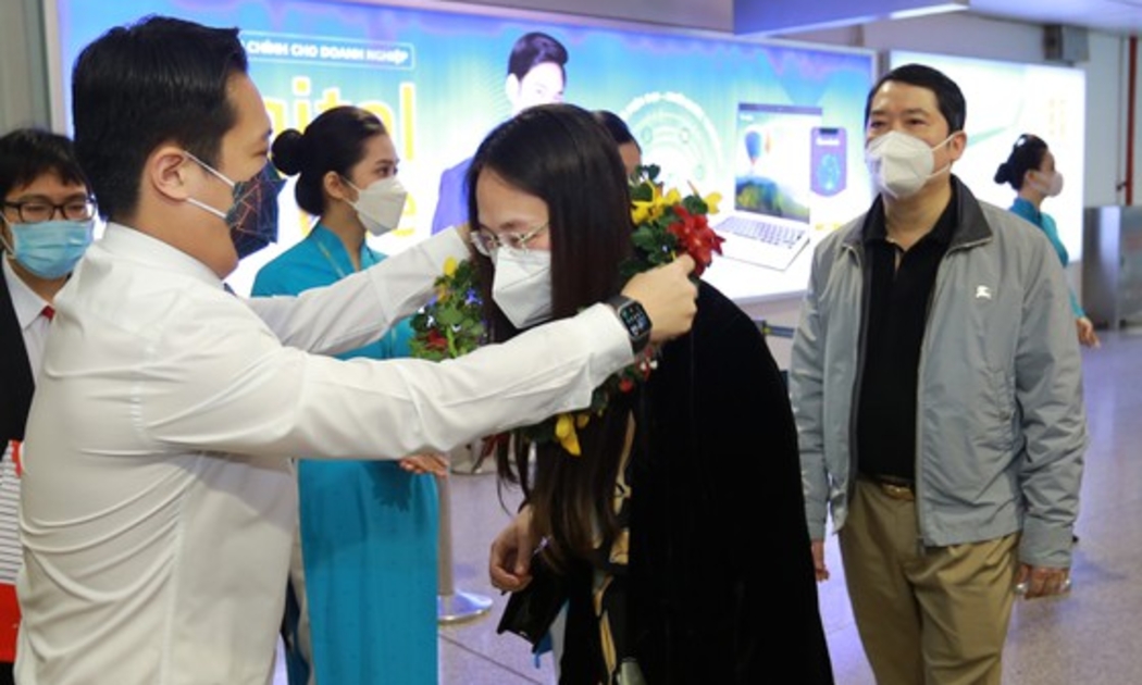 Thành phố Hồ Chí Minh đón đoàn du khách nội địa đầu tiên trong năm 2022