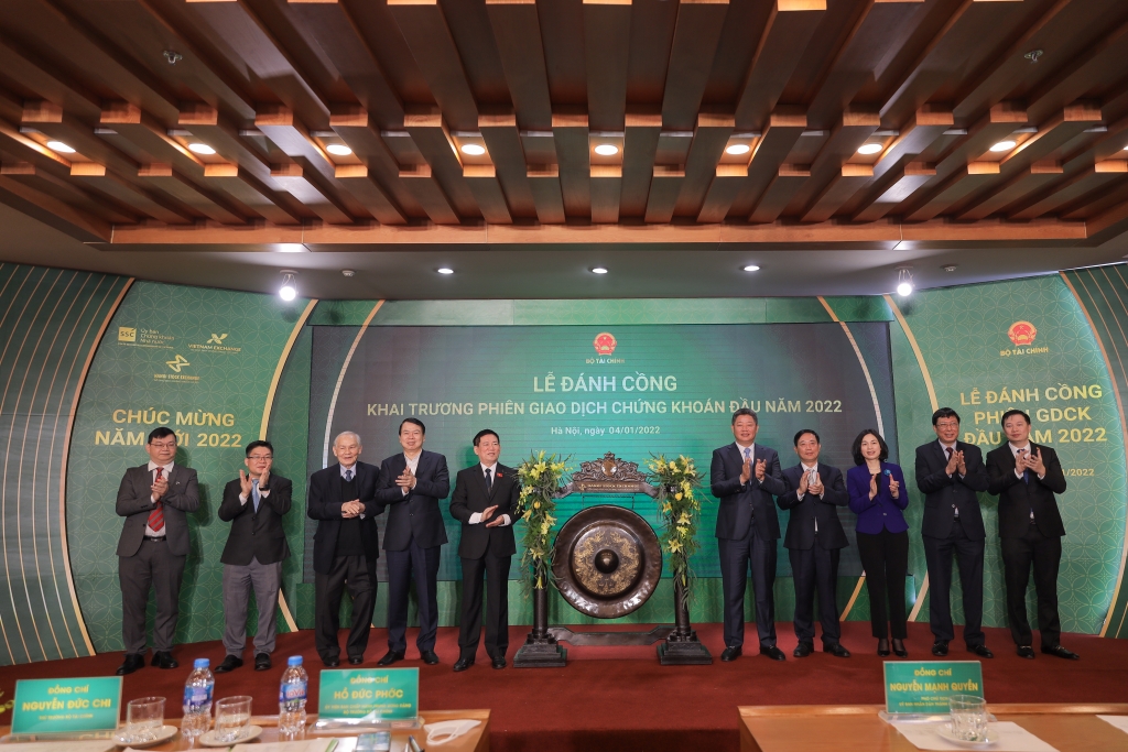 Lãnh đạo Bộ Tài chính, UBND TP. Hà Nội cùng một số đơn vị chụp ảnh lưu niệm tại  Lễ đánh cồng sáng 4/1/2022.