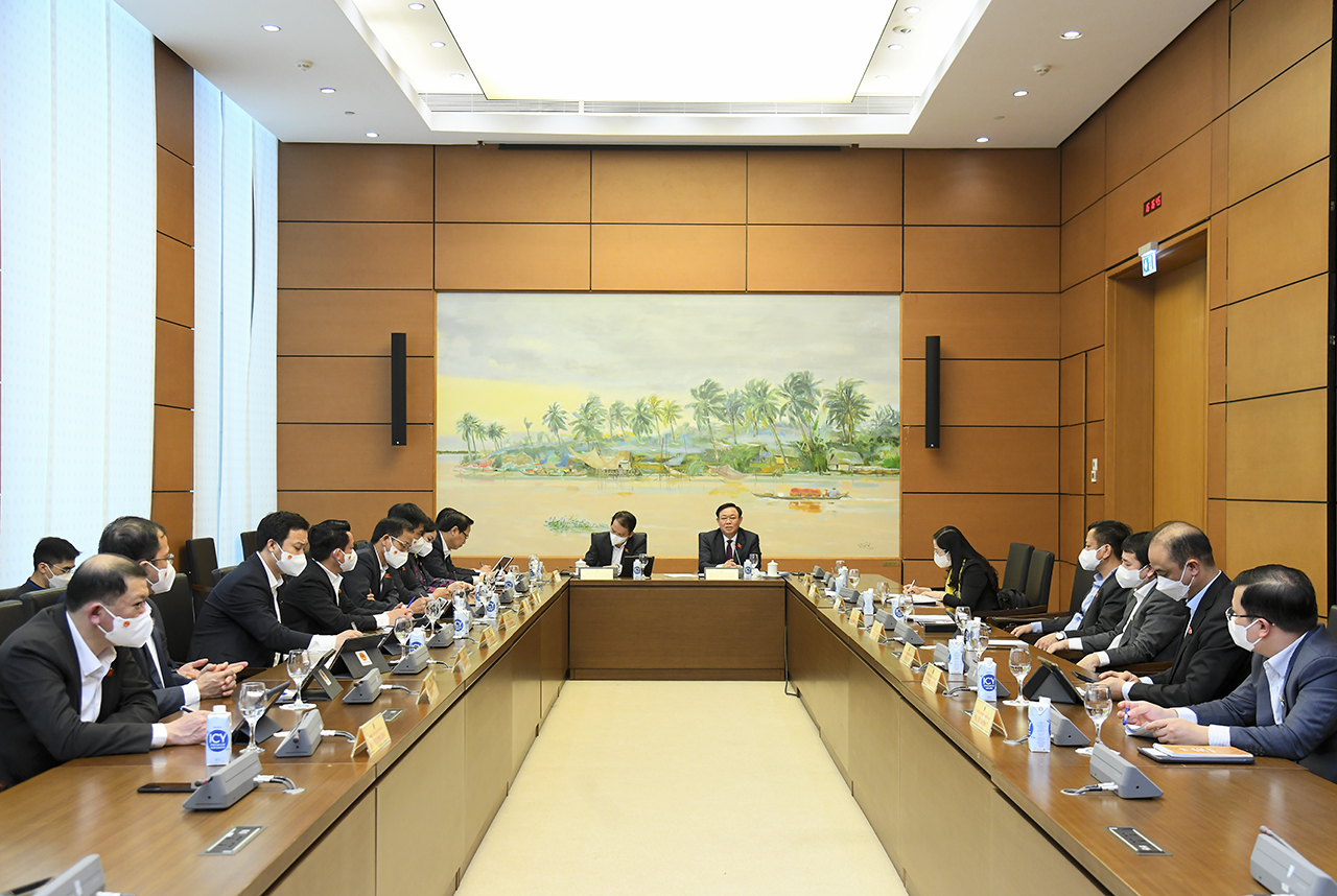 To&agrave;n cảnh phi&ecirc;n&nbsp;&nbsp;thảo luận Tổ 3 gồm&nbsp;c&aacute;c đại biểu Quốc hội thuộc Đo&agrave;n đại biểu Quốc hội tỉnh Sơn La, Tp.Hải Ph&ograve;ng, Bắc Kạn, Thanh H&oacute;a, Đắk N&ocirc;ng, S&oacute;c Trăng v&agrave; Ki&ecirc;n Giang - Ảnh: Quochoi.vn