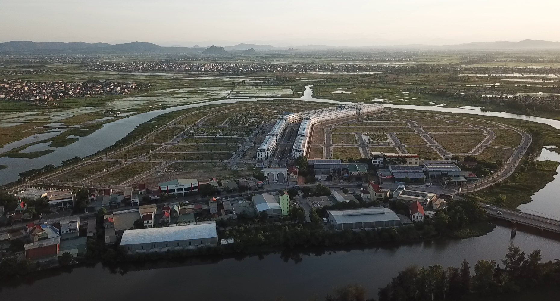 Khu đ&ocirc; thị TNR Stars Diễn Ch&acirc;u (Nghệ An) với &frac34; diện t&iacute;ch được bao quanh bởi d&ograve;ng s&ocirc;ng B&ugrave;ng.