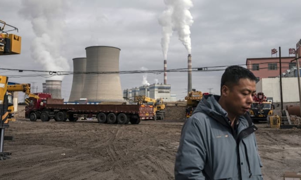 Một nhà máy nhiệt điện ở thành phố Gia Dụ Quan, tỉnh Cam Túc, Trung Quốc, tháng 4/2021 - Ảnh: Bloomberg/CNBC.